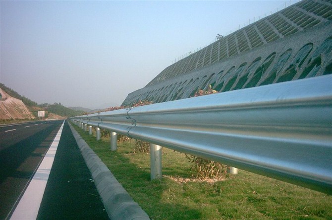 高速公路護欄設計的標準高度是多少？
